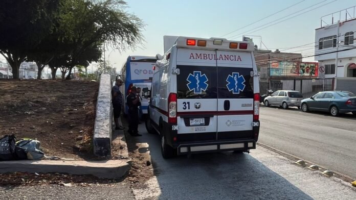 Madre e hijo son atropellados por unidad de QroBus en carril confinado de Avenida de la Luz