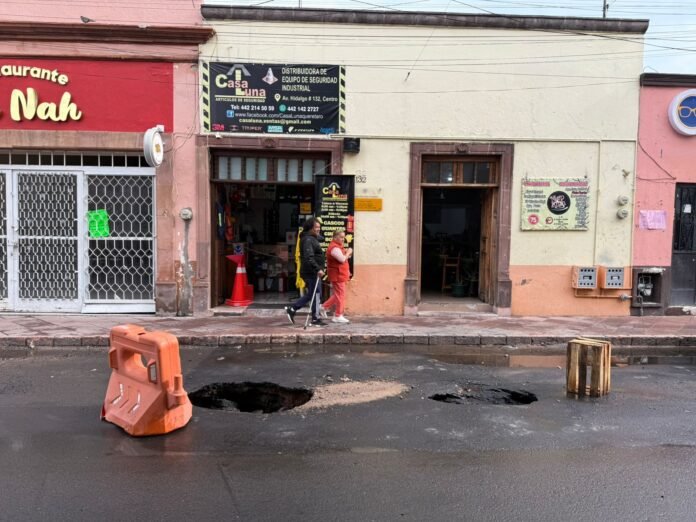 socavón en calle Hidalgo